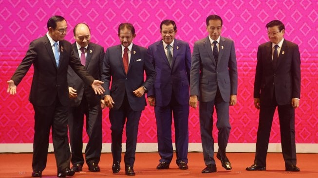 Presiden Joko Widodo (kedua kanan) berjalan bersama kepala negara dan kepala pemerintahan negara-negara ASEAN saat menghadiri upacara pembukaan KTT ke-35 ASEAN di Bangkok, Thailand, Minggu (3/11). [ANTARA FOTO/Akbar Nugroho Gumay]