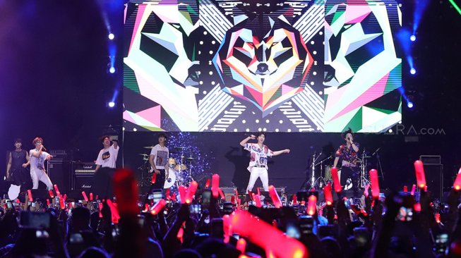 Boyband asal Korea Selatan, iKON meramaikan festival musik bertajuk 'Gudfest' di Helipad Parking Ground Gelora Bung Karno, Senayan, Jakarta, Sabtu (2/11). [Suara.com/Angga Budhiyanto]