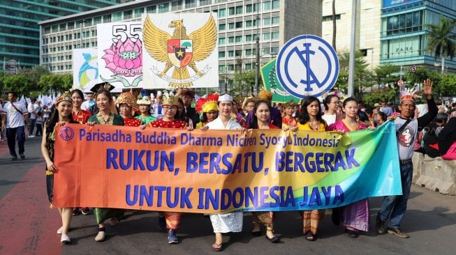 Peserta dari komunitas lintas agama mengikuti gerak jalan di kawasan Hari Bebas Kendaraan Bermotor (HBKB), Jakarta, Minggu (3/11). [Suara.com/Arya Manggala]