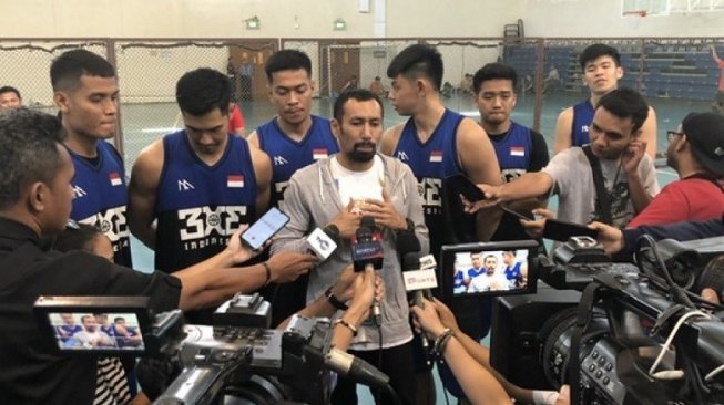 Pelatih Ali Budimansyah (tengah) beserta skuat Timnas Basket Putra 3x3 Indonesia. [Dok. IBL]