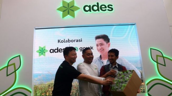 Head of Logistic Gojek Junaidi, Marketing Manager Hydration Coca-Cola Indonesia Mohamad Rezki Yunus dan Founder and Managing Director Waste4Change Mohamad Bijaksana Junerosano meluncurkan Sinergi #NiatMurni Ades dengan Gojek yang didukung oleh Waste4Change. (Suara.com/Vessy Frizona)