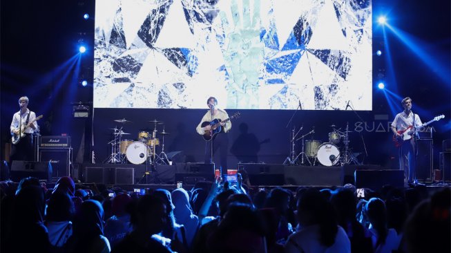 Trio pop asal Inggris, New Hope Club meramaikan festival musik bertajuk 'Gudfest' di Helipad Parking Ground Gelora Bung Karno, Senayan, Jakarta, Sabtu (2/11). [Suara.com/Angga Budhiyanto]