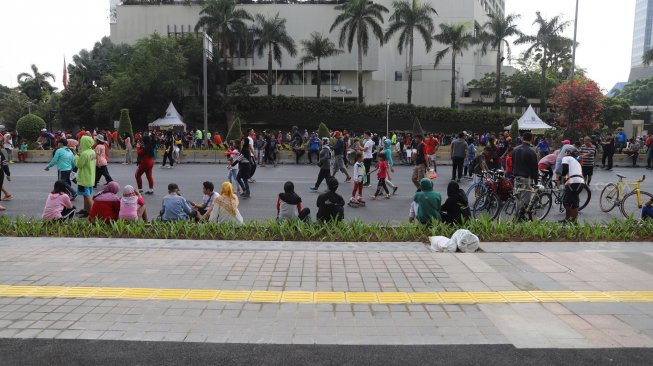 Suasana Hari Bebas Kendaraan Bermotor atau Car Free Day tanpa PKL di kawasan Bundaran HI, Jakarta, Minggu (3/11). [Suara.com/Arya Manggala]