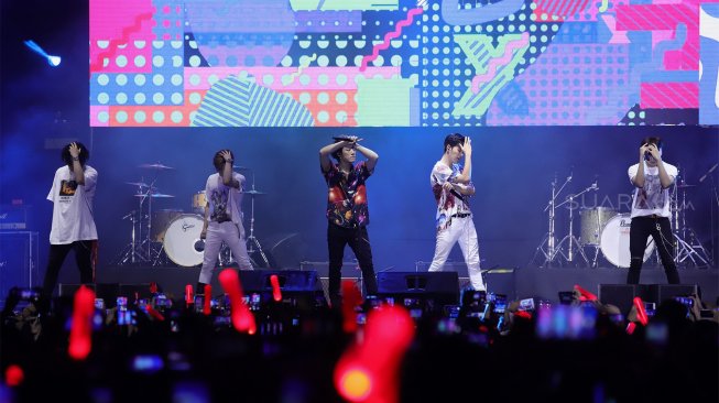 Boyband asal Korea Selatan, iKON meramaikan festival musik bertajuk 'Gudfest' di Helipad Parking Ground Gelora Bung Karno, Senayan, Jakarta, Sabtu (2/11). [Suara.com/Angga Budhiyanto]