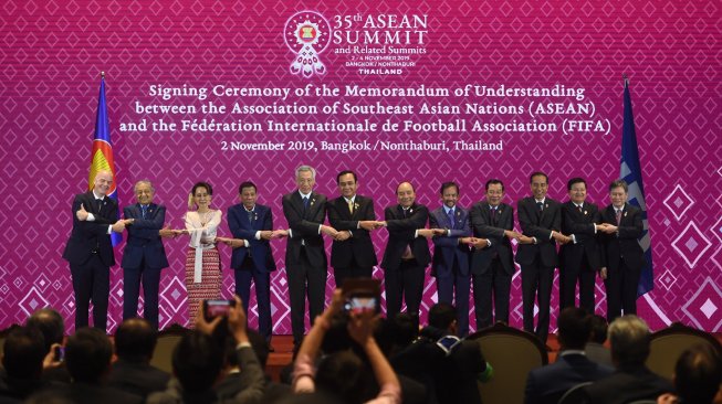 Presiden Joko Widodo (ketiga kanan) bersama kepala negara dan kepala pemerintahan negara-negara ASEAN berfoto dengan Presiden FIFA Gianni Infantino (kiri) dan Sekjen ASEAN Dato Lim Jock Hoi (kanan) usai penandatanganan Nota Kesepahaman antara FIFA dan ASEAN di Bangkok, Thailand, Sabtu (2/11). [ANTARA FOTO/Akbar Nugroho Gumay]