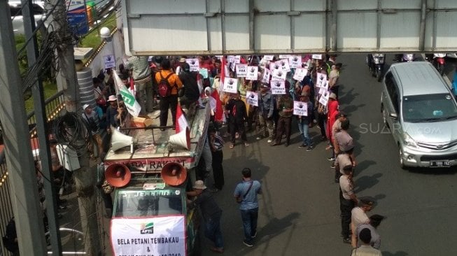 Asosiasi Petani Tembakau Indonesia (APTI) berdemonstrasi di Kantor Kemenkeu di Jakarta. (Suara.com/M. Fadil).