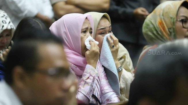 Keluarga dan kerabat Sofyan Basir menangis saat sidang pembacaan putusan di Pengadilan Tipikor, Jakarta, Senin (4/11). [Suara.com/Arya Manggala]