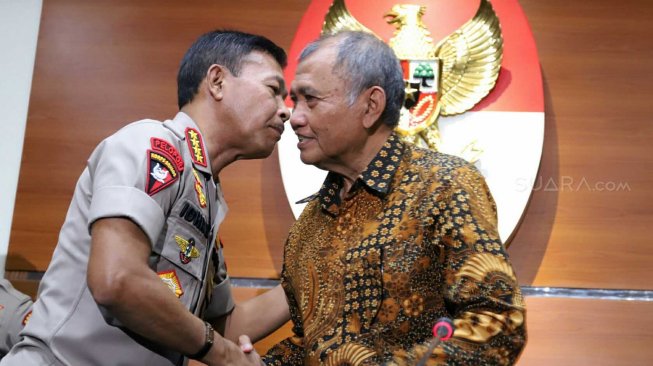 Kapolri Jenderal Pol Idham Azis berjabat tangan dengan Ketua KPK Agus Rahardjo usai melakukan pertemuan di Gedung KPK, Jakarta, Senin (4/11). [Suara.com/Arya Manggala]