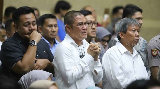 Keluarga dan kerabat Sofyan Basir menangis saat sidang pembacaan putusan di Pengadilan Tipikor, Jakarta, Senin (4/11). [Suara.com/Arya Manggala]