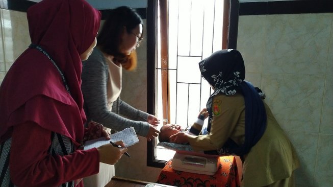 Pemeriksaan masyarakat Kecamatan Ngablak, Magelang (Suara.com/Rosiana)