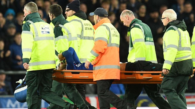 Gelandang Everton André Gomes ditandu keluar pada pertandingan Liga Inggris di Goodison Park, Liverpool, Inggris, Minggu (3/11). [OLI SCARFF / AFP]