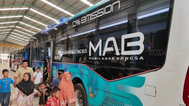 Bus bertenaga listrik alias zero emission PT MAB sukses dipesan PT Mitsui untuk antar-jemput karyawan PT Paiton Energy [Suara.com/Adam Iyasa].