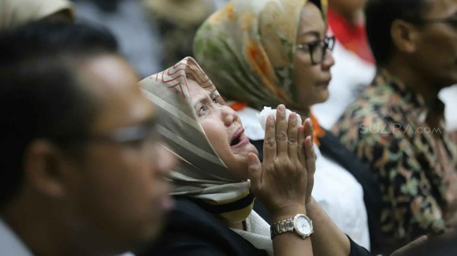 Keluarga dan kerabat Sofyan Basir menangis saat sidang pembacaan putusan di Pengadilan Tipikor, Jakarta, Senin (4/11). [Suara.com/Arya Manggala]