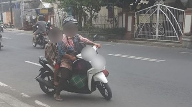 Viral Pengamen Berkacamata Hitam ala Tunanetra, Pulang Kepergok Naik Motor