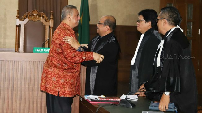 Mantan Dirut PLN Sofyan Basir mengikuti sidang dengan agenda pembacaan putusan di Pengadilan Tipikor, Jakarta, Senin (4/11). [Suara.com/Arya Manggala]
