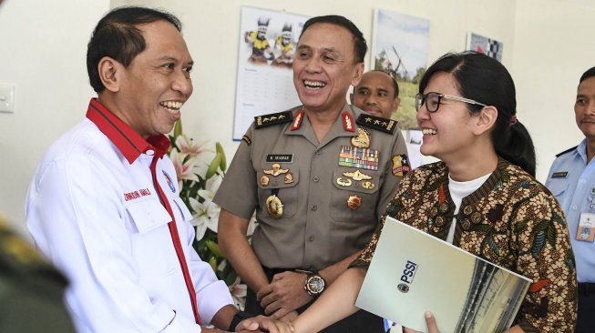 Menteri Pemuda dan Olahraga Zainuddin Amali (kiri) bersama Ketua Umum PSSI periode 2019-2023 Mochamad Iriawan melakukan pertemuan di Kemenpora, Jakarta, Senin (4/11). [ANTARA FOTO/Hafidz Mubarak]