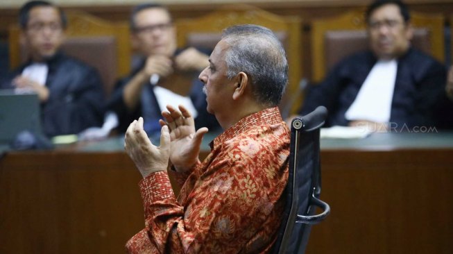 Mantan Dirut PLN Sofyan Basir mengikuti sidang dengan agenda pembacaan putusan di Pengadilan Tipikor, Jakarta, Senin (4/11). [Suara.com/Arya Manggala]
