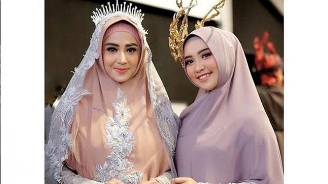 Dewi Perssik bersama keponakannya, Lebby Wilayati. [Instagram]