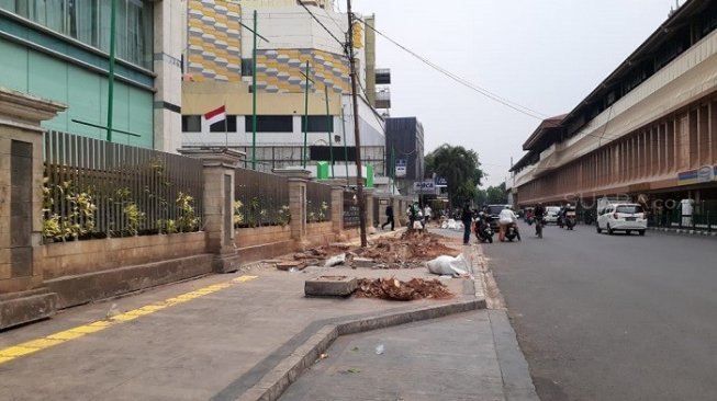 Dinilai Merusak Jalan, Pohon Tua di Kawasan Cikini Ditebang Pemprov