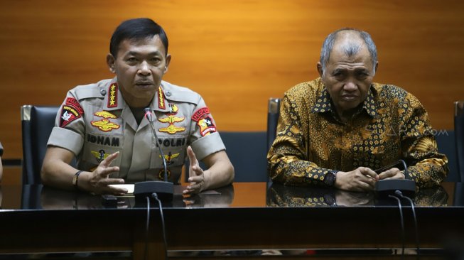 Kapolri Jenderal Pol Idham Azis memberikan keterangan pers seusai melakukan pertemuan di Gedung KPK, Jakarta, Senin (4/11). [Suara.com/Arya Manggala]