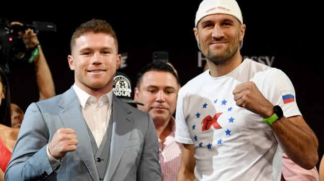 Petinju Meksiko Saul Alvarez (kiri), berfoto bersama juara dunia tinju kelas berat ringan WBO Sergey Kovalev (Rusia) usai konferensi pers jelang duel keduanya di MGM Grand Hotel, Las Vegas, AS pada, Rabu (30/10/2019). [AFP/Getty Images North America/Ethan Miller]