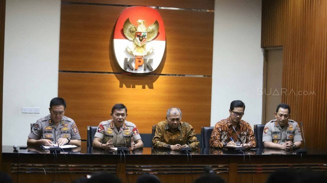 Kapolri Jenderal Pol Idham Azis memberikan keterangan pers seusai melakukan pertemuan di Gedung KPK, Jakarta, Senin (4/11). [Suara.com/Arya Manggala]