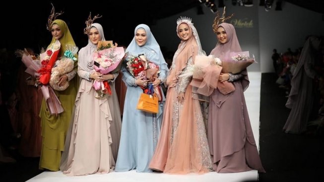 Dewi Perssik bersama keponakannya, Lebby Wilayati saat tampil di JFW 2020. [Instagram]