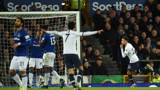 Gelandang Tottenham Hotspur Dele Alli merayakan golnya ke gawang Everton dalam laga Liga Inggris di Goodison Park. Oli SCARFF / AFP