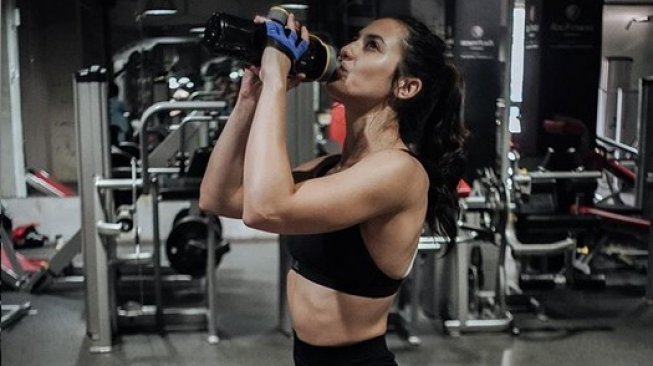 Gaya Hidup Sehat! Ini 8 Potret Body Goals Pevita Pearce