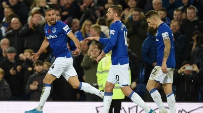 Striker Everton Cenk Tosun (kiri) melakukan selebrasi setelah mencetak gol ke gawang Tottenham Hotspur dalam laga Liga Inggris di Goodison Park. Oli SCARFF / AFP