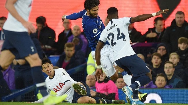 Gelandang Everton André Gomes ditekel striker Tottenham Hotspur Son Heung-min pada pertandingan Liga Inggris di Goodison Park, Liverpool, Inggris, Minggu (3/11). [OLI SCARFF / AFP]