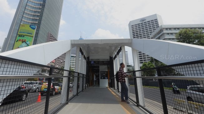 Suasana di Halte Transjakarta Tosari, Jakarta, Senin (4/11).  [Suara.com/Angga Budhiyanto]