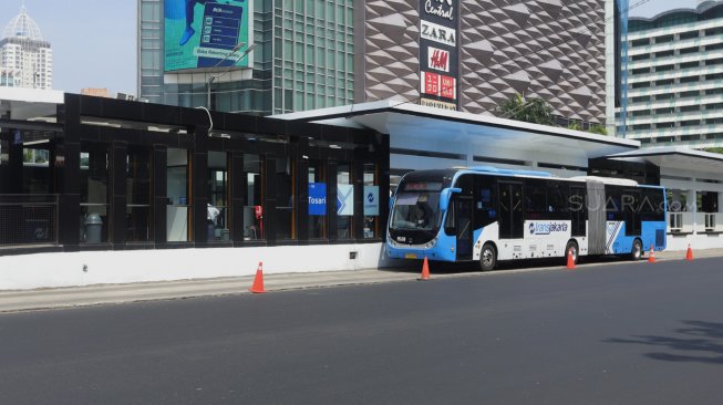 Suasana di Halte Transjakarta Tosari, Jakarta, Senin (4/11).  [Suara.com/Angga Budhiyanto]