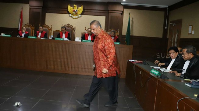 Mantan Dirut PLN Sofyan Basir mengikuti sidang dengan agenda pembacaan putusan di Pengadilan Tipikor, Jakarta, Senin (4/11). [Suara.com/Arya Manggala]
