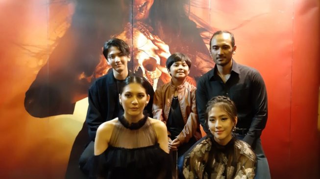 Hannah Al Rashid bersama bintang film Ratu Ilmu Hitam seperti Zara JKT48, Ario Bayu, dan Ari Irham. [Yuliani/Suara.com]