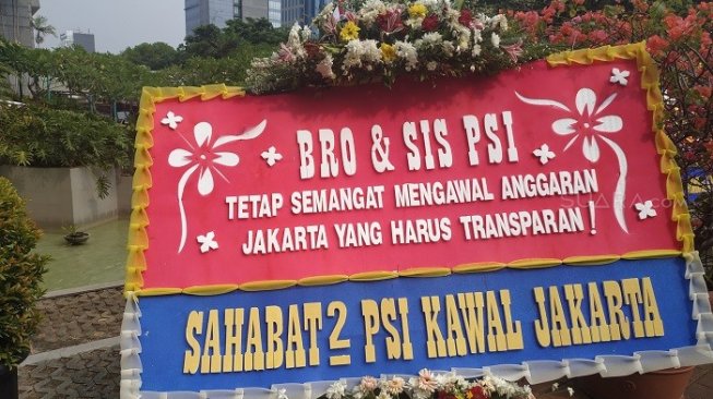 Penampakan karangan bunga sebagai tanda dukungan kepada PSI di Gedung DPRD DKI Jakarta. (Suara.com/Fakhri)