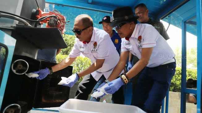 Mantan pengguna narkoba yang juga anggota Srimulat Polo dan  Tessy saat menghadiri pemusnahan narkoba di Polres Jakarta Barat, Selasa (5/11).[Suara.com/Arya Manggala]