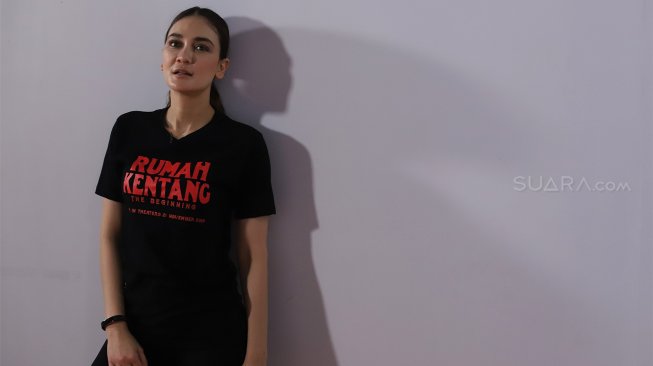 Luna Maya saat berada di Kantor Suara.com, Jakarta Selatan, Selasa (5/11). [Suara.com/Angga Budhiyanto] 