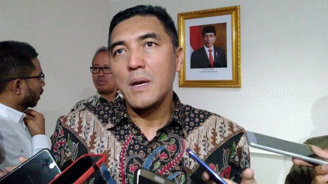 Presiden Direktur ITDC Abdulbar M. Mansoer usai menghadiri pertemuan dengan Menpora Zainudin Amali terkait persiapan MotoGP Indonesia 2021 di Gedung Kemenpora, Senayan, Jakarta, Selasa (5/11/2019). [Suara.com/Arief Apriadi]