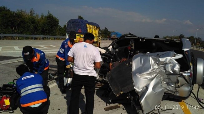 Mobil yang ditumpangi anggota Reskrim Polres Jember mengalami kecelakaan di Tol Probolinggo Kota. (dok. polisi).