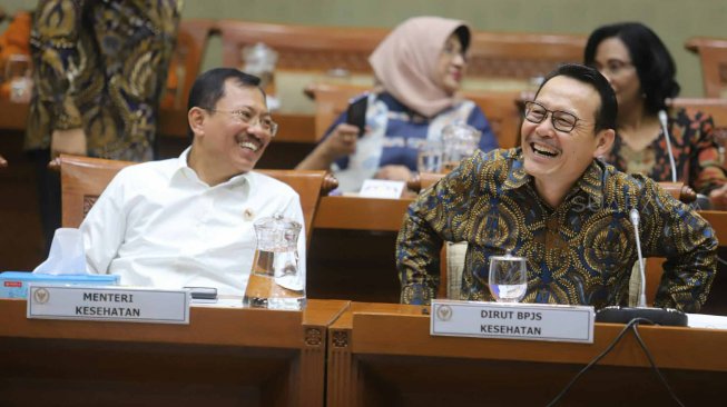 Menteri Kesehatan Terawan Agus Putranto dan Direktur Utama BPJS Kesehatan Fachmi Idris saat menghadiri Rapat Dengar Pendapat di Komisi IX DPR, Kompleks Parlemen, Jakarta, Selasa (5/11). [Suara.com/Arya Manggala]