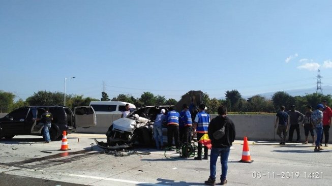 Mobil yang ditumpangi anggota Reskrim Polres Jember mengalami kecelakaan di Tol Probolinggo Kota. (dok. polisi).