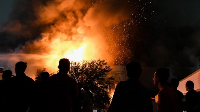 Petugas pemadam kebakaran berusaha memadamkan api yang membakar gedung Hailai di kawasan Ancol, Jakarta Utara, Selasa (5/11) dini hari. [ANTARA FOTO/M Risyal Hidayat]
