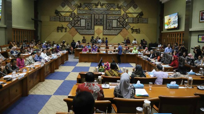 Suasana Rapat Dengar Pendapat tentang kenaikan iuran BPJS Kesehatan di Komisi IX DPR, Kompleks Parlemen, Jakarta, Selasa (5/11). [Suara.com/Arya Manggala]
