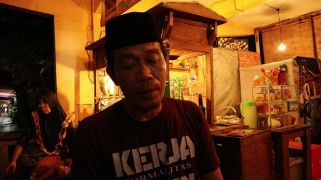 Kusnan Hadi (48), pedagang kopi yang menggugat Presiden Jokowi. (Suara.com/Achmad Ali).