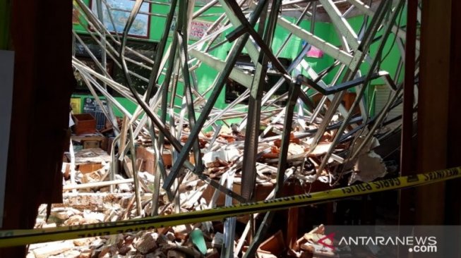 Atap SD Ambruk Telan Nyawa Murid dan Guru, 11 Lainnya Luka-luka