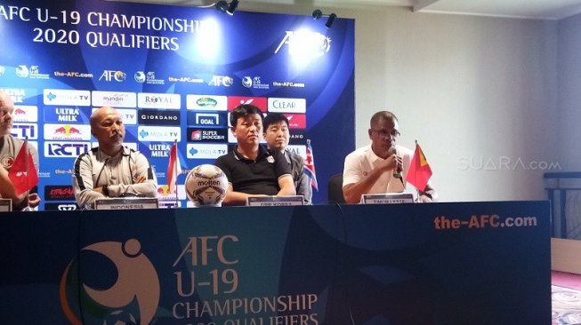 Pelatih Timnas Timor Leste U-19, Eduardo Pereira dalam jumpa pers sehari jelang pertandingan pembuka Kualifikasi Piala Asia U-19 2020 Grup K. [Suara.com / Adie Prasetyo Nugraha]