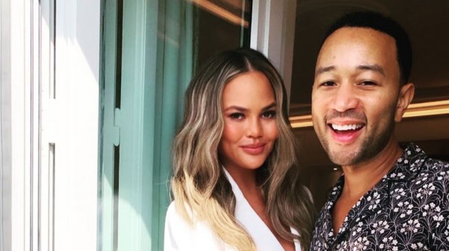 Plasenta Lemah, Chrissy Teigen Curhat Alami Komplikasi Kehamilan