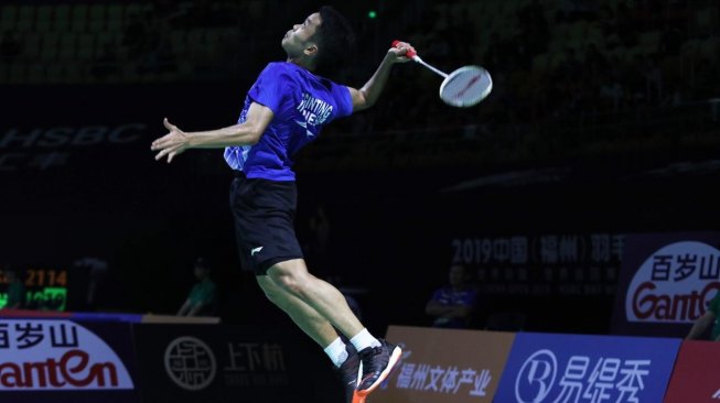 Pebulutangkis tunggal putra Indonesia, Anthony Sinisuka Ginting, terhenti di babak pertama Fuzhou China Open 2019 usai kalah dari Angus Ng Ka Long (Hong Kong), Selasa (5/11). [Humas PBSI]