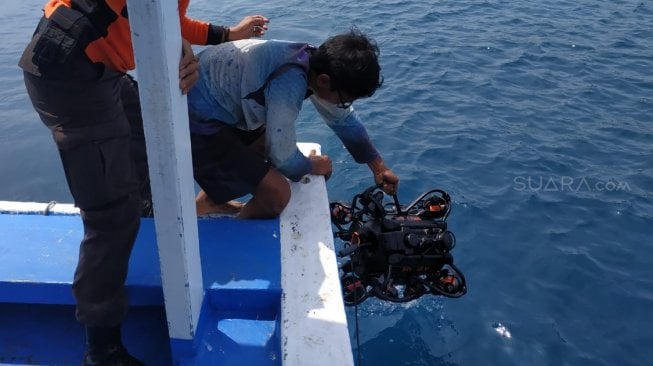  Remotely Operated Vehicle (ROV)  milik Polairud Polda Banten digunakan untuk mendeteksi lokasi para penyelam yang dikhawatirkan hilang di perairan Pulau Sangiang [Suara.com/Yandhi Deslatama].